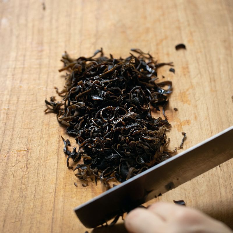 목이버섯은 찬물에 담가 불린 후 물기를 짜고 곱게 채를 썰어주세요.