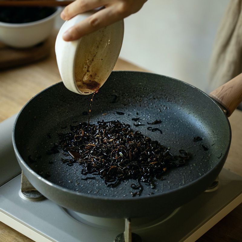 우엉을 볶은 팬에 목이버섯을 넣고 나머지 간장소스를 넣은 후 볶아주세요.