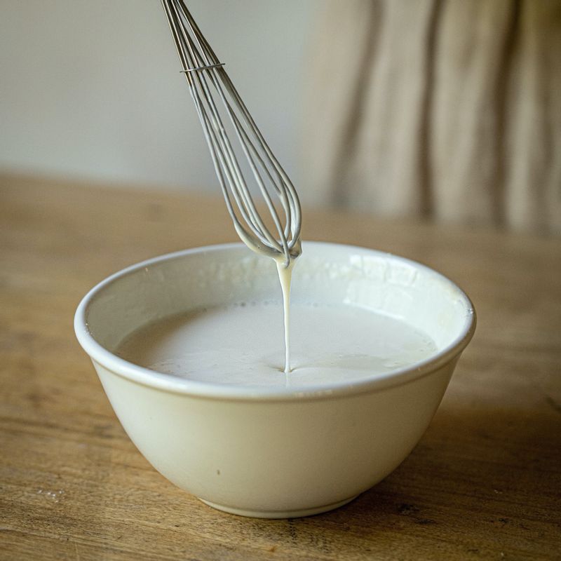 볼에 밀전병 재료를 넣고 섞은 후 잘 섞어주세요.
(tip. 전병 반죽에 치자가루나 식용 색소를 조금 섞어주면 다양한 색을 낼 수 있어요)