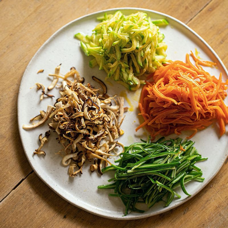 달군 팬에 기름을 약간 두른 후 표고-오이-애호박-당근 순으로 볶아주세요.
(tip. 채소를 볶을 때 고운 소금을 한 꼬집씩 넣어 간을 해주세요)