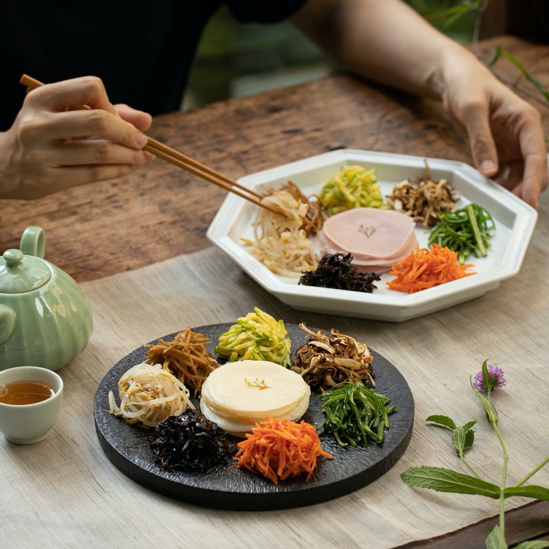 접시에 준비한 재료를 둥글게 돌려 담고 가운데 전병을 올려 완성해주세요.
(tip. 밀전병 위에 허브나 잣 대추 등을 올려 꾸며주면 더욱 예뻐요)