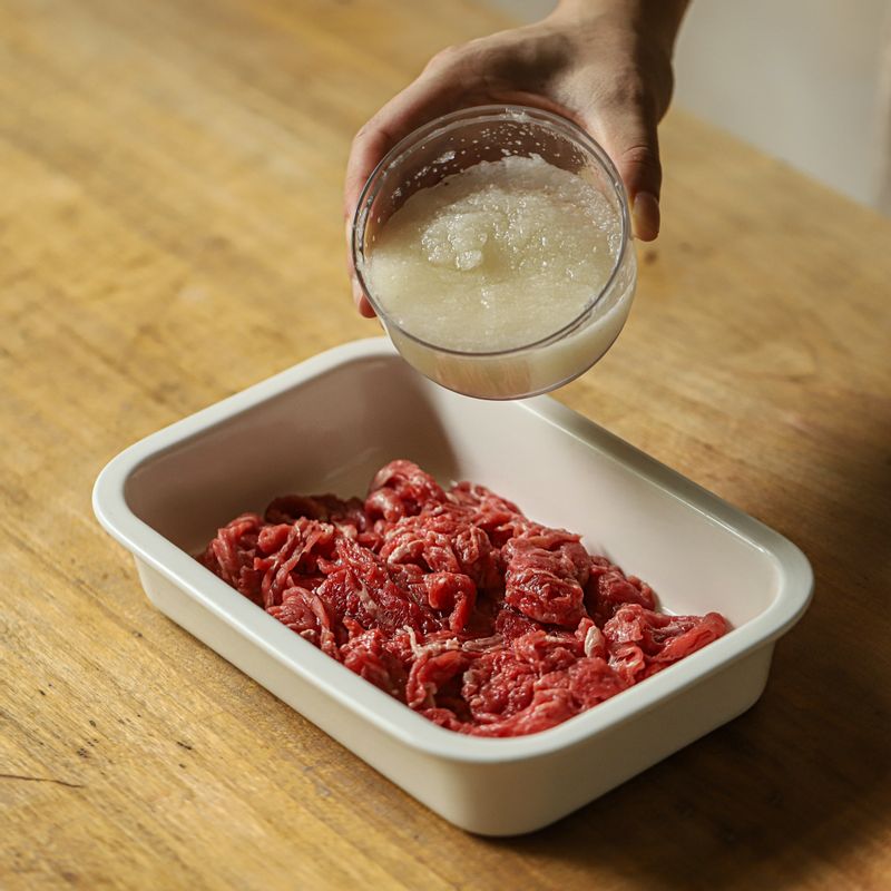 핏물을 뺀 쇠고기에 갈아둔 배와 양념 재료를 넣고 재워주세요.
(tip. 배즙을 넣으면 고기가 더욱 부드러워져요)