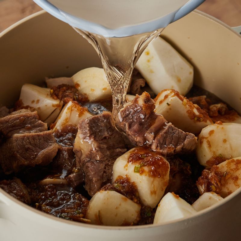 냄비에 갈비와 양념장, 물 800ml, 양파, 무를 넣어 40분 정도 삶아주세요.
(tip. 국물의 깔끔함을 위해서 뜨는 기름은 걷어내 주세요)