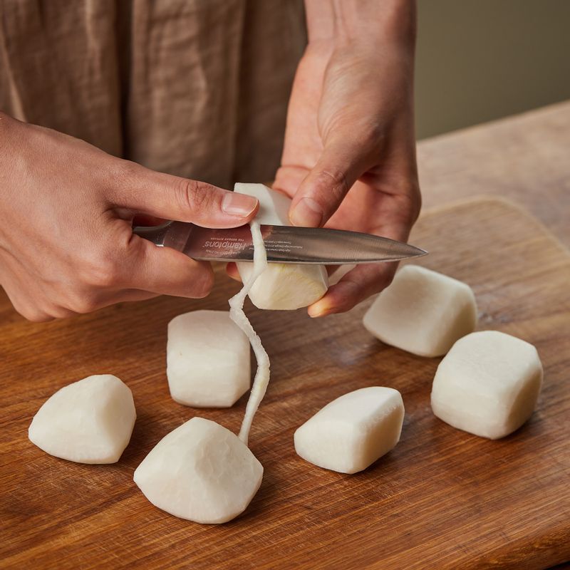 무는 한입 크기로 자른 후 모서리를 둥글게 다듬어 주세요.
(tip. 모서리를 다듬으면 부서지지 않아 국물이 깔끔할 수 있어요)