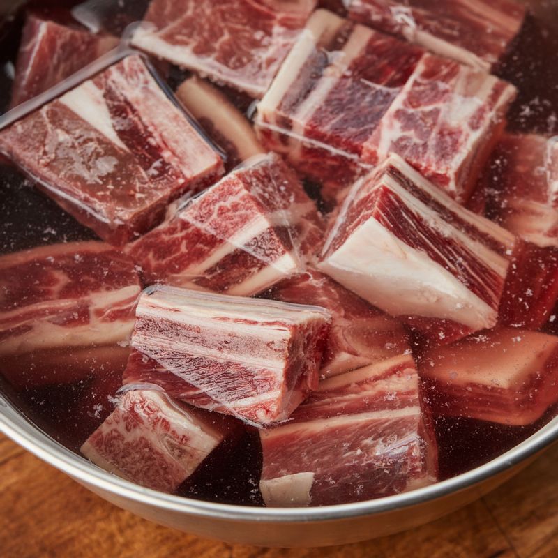 갈비는 1시간 정도 찬물에 담가 핏물을 빼주세요. 끓는 물에 6분 정도 데친 후 찬물에 헹궈 불순물과 지방을 제거해 주세요.
(tip. 갈비의 뼈 부분에서 핏물이 나오지 않을 때까지 데쳐주세요)
(tip. 갈비의 결 반대 방향으로 칼집을 넣게 되면 더욱 부드럽게 익힐 수 있어요)