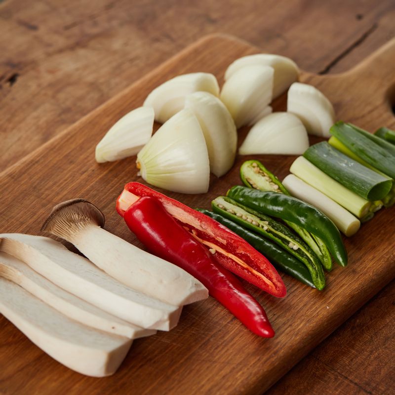 양파와 대파는 먹기 좋은 크기로 잘라주세요. 홍고추와 청양고추는 꼭지를 뗀 후 길게 썰고 새송이버섯은 밑동을 자른 후 모양을 살려 슬라이스해주세요.
(tip. 청양고추는 느끼한 맛과 잡내를 잡아주는 역할을 해요)