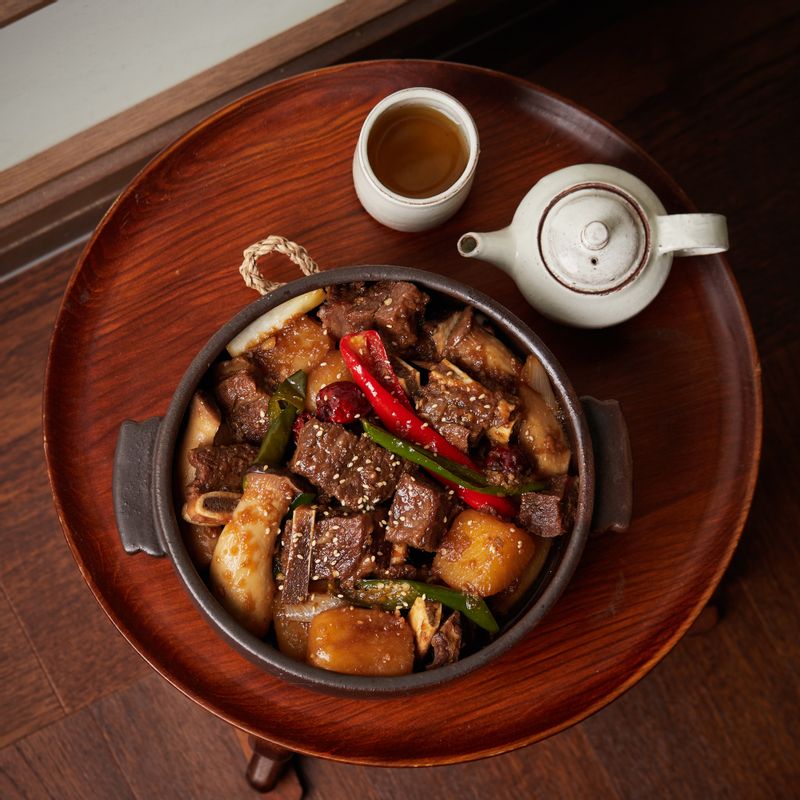 Add the remaining vegetables and simmer for about 20 minutes, then finish by sprinkling sesame oil.