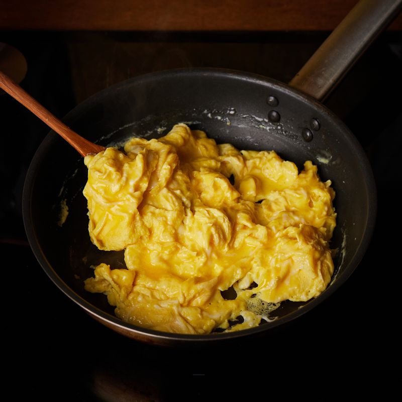 달군 팬에 식용유를 두른 후 달걀물을 부어 스크램블에그를 만들어주세요.