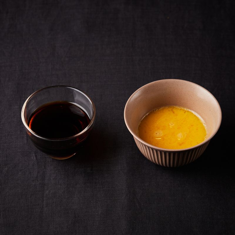 볼에 달걀을 풀어주세요. 볼에 소스 재료를 넣어 섞어주세요.