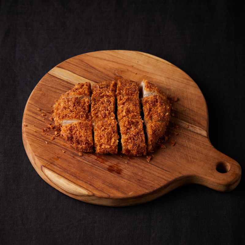 튀긴 돈가스는 한입 크기로 썰어주세요.