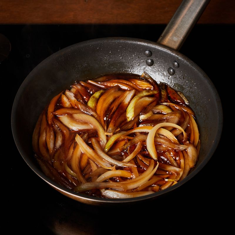 달군 팬에 식용유를 두른 후 양파를 볶다가 숨이 죽으면 소스를 넣어 가볍게 섞은 후 불을 꺼주세요.