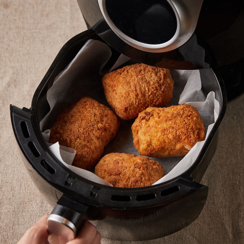 치즈돈가스를 에어프라이어에 넣어 180도에서 23분간 조리해 주세요.