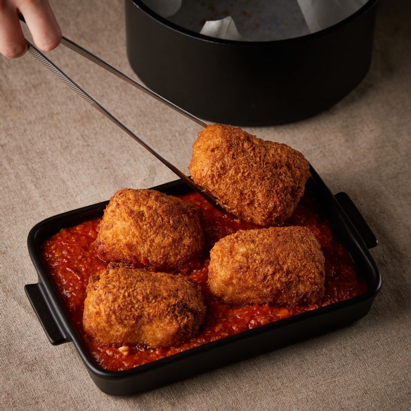 오븐용 그릇에 준비된 토마토소스를 붓고 에어프라이어에서 꺼낸 치즈 돈가스를 올려주세요. 파마산 치즈를 골고루 뿌린 후 200도로 예열한 오븐에서 5분 정도 구워주세요.
(tip. 오븐 사양에 따라 다를 수 있으니 시간을 조정해 주세요)