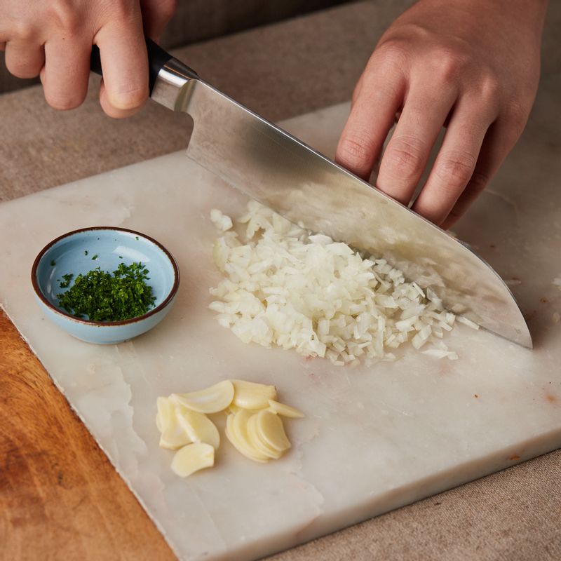 양파는 작게 썰고 마늘은 편으로 썰어주세요. 파슬리는 작게 다져주세요.