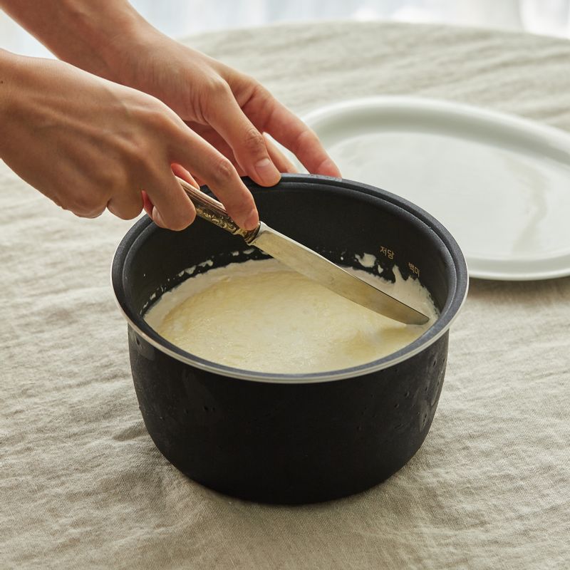 완성된 카이막을 칼로 3등분한 후 돌돌 말아 꺼내주세요.
(tip. 우유와 생크림의 유지방으로 윗면이 1cm 정도의 두께로 굳게 되면 완성이예요)