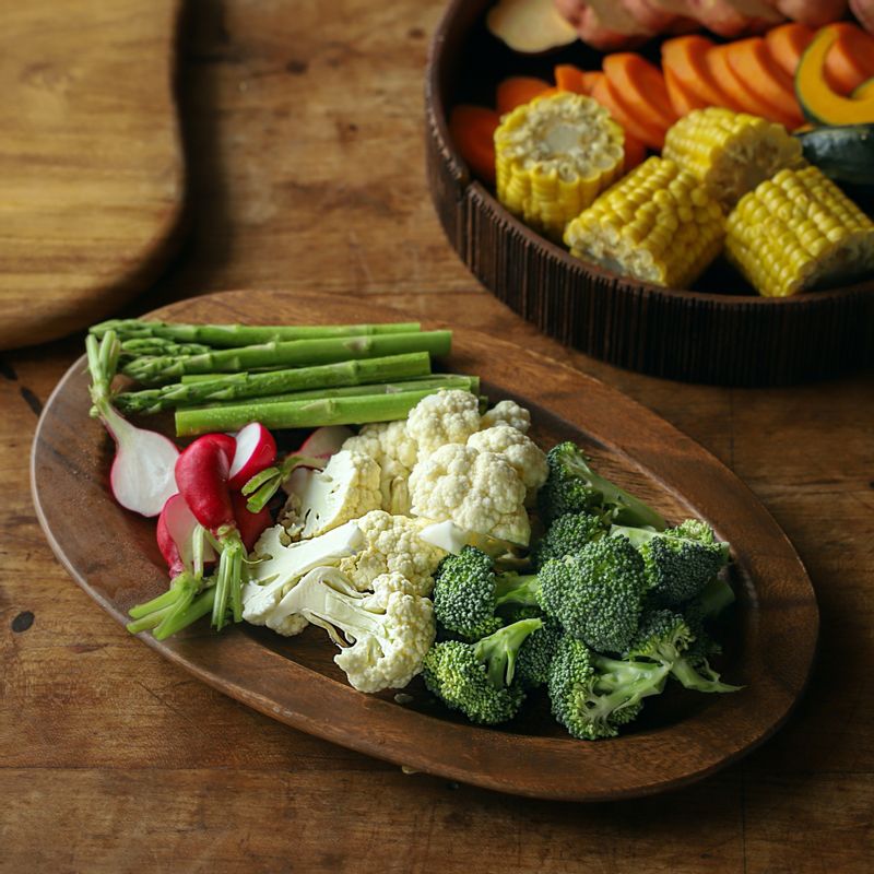 깨끗이 씻은 브로콜리와 컬리플라워는 먹기 좋은 크기로 떼어낸 후 크기가 큰 것은 반으로 잘라주세요. 래디쉬와 아스파라거스는 반으로 잘라주세요.