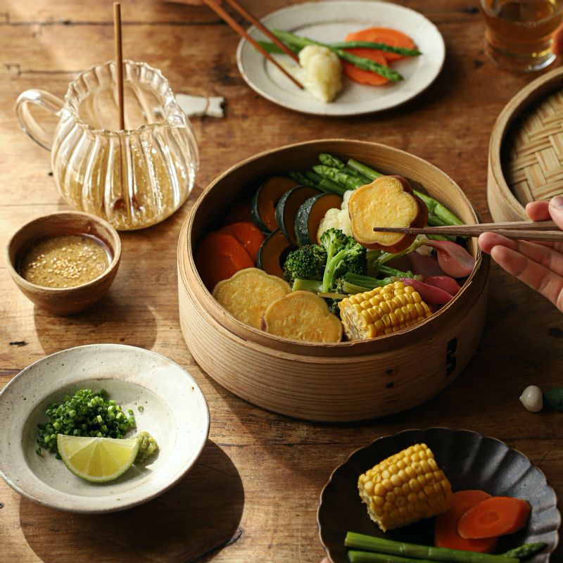 그릇에 채소찜을 담고 소스를 곁들여 맛있게 즐겨주세요.