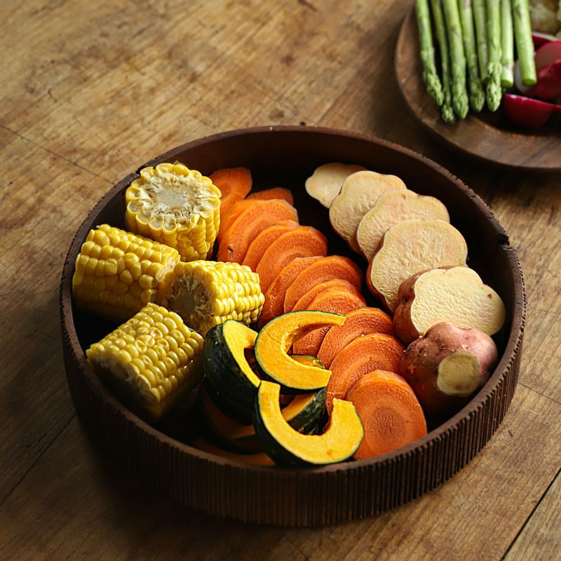 초당옥수수는 5cm 두께로 자르고, 당근과 고구마는 먹기 좋은 크기로 잘라주세요. 단호박은 반으로 잘라 속의 씨 부분을 제거한 후 웨지 모양으로 잘라주세요.
(tip. 단호박은 전자레인지에 30초 정도 돌리면 자르기가 수월해요)