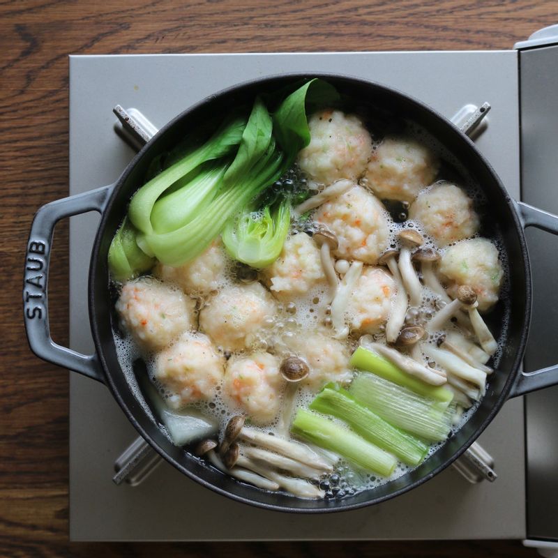 청경채, 대파는 반으로 갈라 5cm 길이로 썰고 만가닥버섯은 밑동을 자르고 먹기 좋게 나누어주세요. 완자가 떠오르면 모두 냄비에 넣고 1분간 끓입니다.