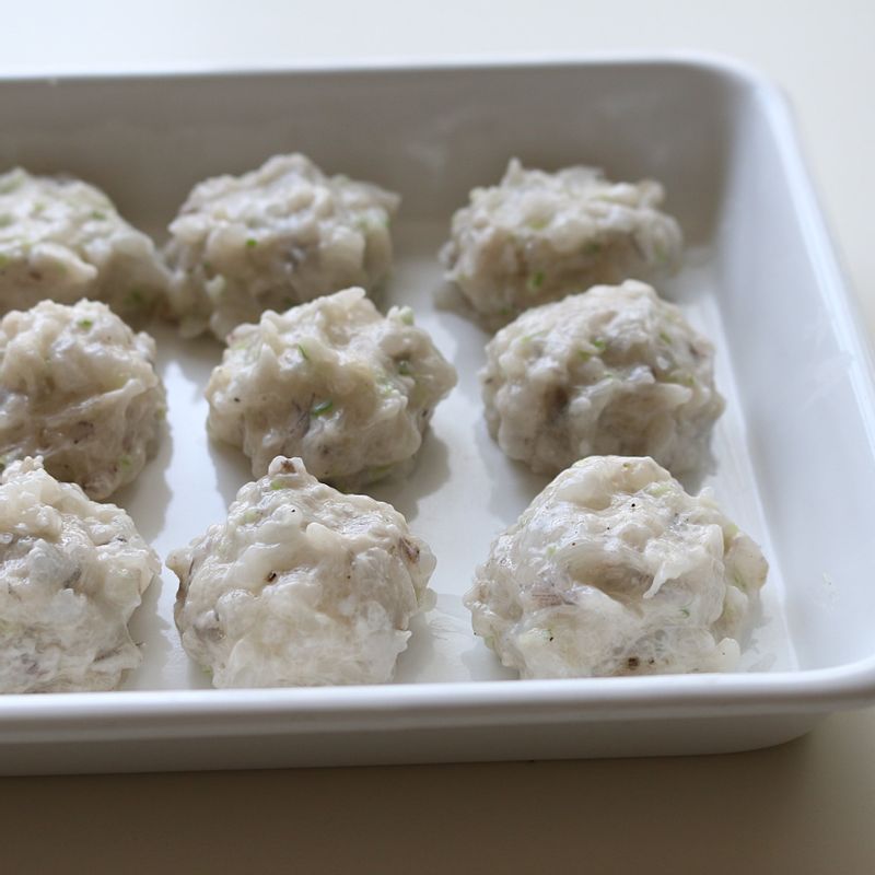 새우살은 키친타월로 물기를 제거하고 곱게 다져준 다음 완자 양념 재료를 넣고 잘 치대주세요. 그리고 한 입 크기로 동그랗게 빚어주세요.