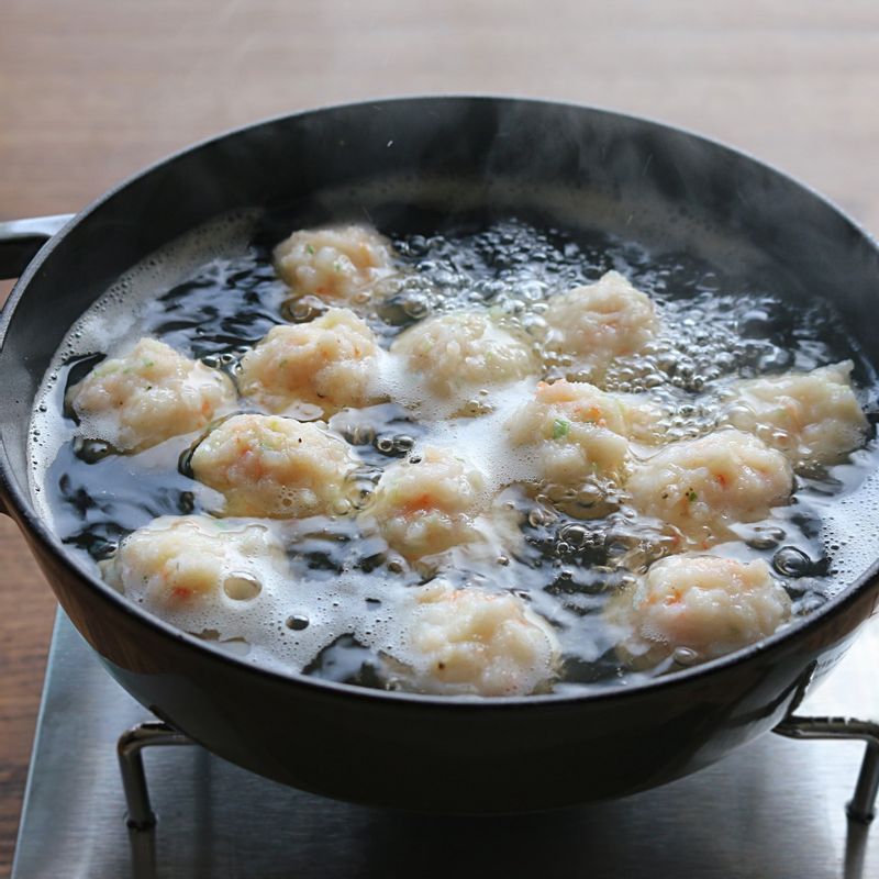 냄비에 국물 재료를 넣고 끓어오르면 다시마를 건져내고 10분간 더 끓인 후 나머지 재료를 다 건져주세요. 국물 양념을 넣고 끓어오르면 완자를 넣어 3분간 끓입니다.