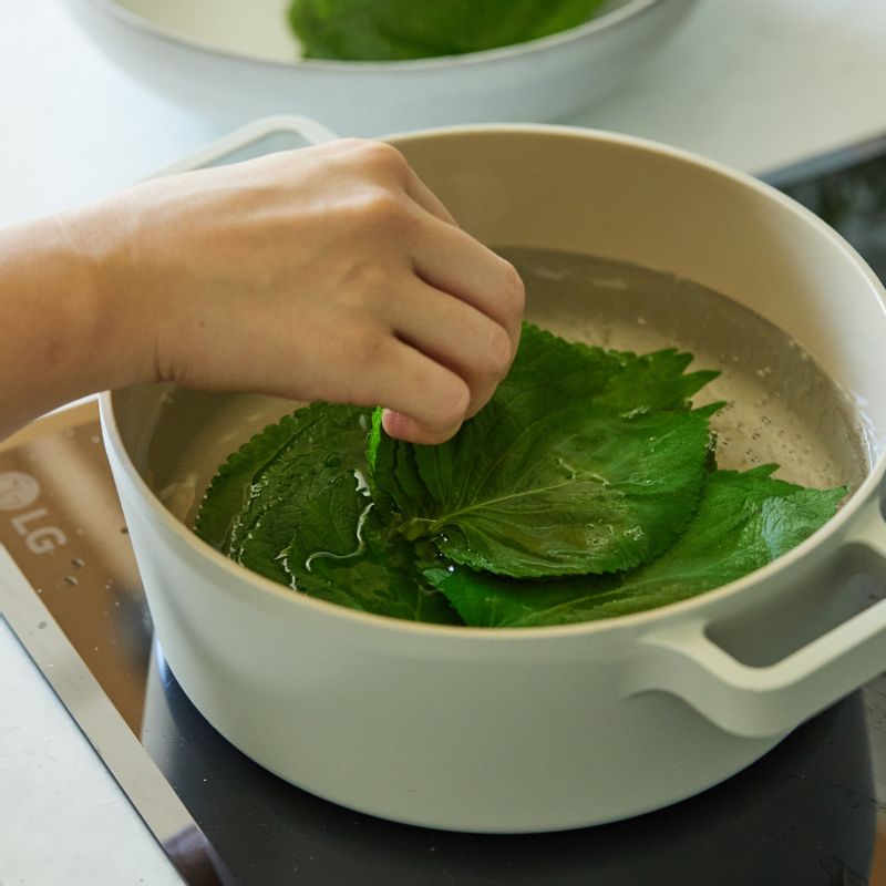 끓는 물에 소금 1꼬집을 넣고 깻잎을 3~40초 정도 데쳐주세요. 데친 깻잎은 채반에서 열기를 식혀주세요.
(tip. 깻잎이 흐트러지지 않도록 한 묶음씩 나눠 데쳐주세요)