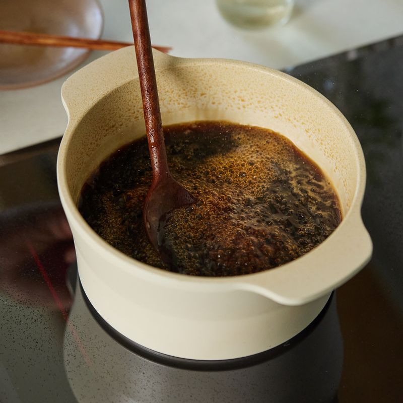 냄비에 간장 물 재료를 넣고 끓여주세요. 간장물이 끓어오르기 시작하면 바로 불을 끄고 다시마는 건져내고 식초를 넣고 잘 저어주세요.
(tip. 완성된 간장물은 미지근하게 식혀 주세요)