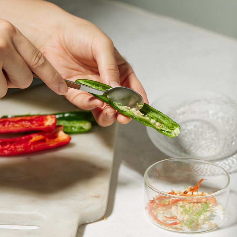 고추는 꼭지를 떼고 길게 반으로 갈라 씨를 제거하고 어슷하게 썰어주세요.
(tip. 고추씨를 제거하면 장아찌 국물이 지저분해지지 않아요)