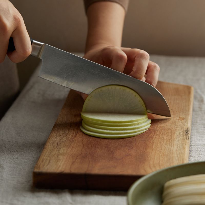무는 반달 모양으로 얇게 썰어주세요. 부추와 배추는 먹기 좋은 크기로 썰어 준비해 주세요.
(tip. 2mm 정도 두께로 얇게 썰어야 차돌박이와 함께 익힘 정도가 좋아요)
