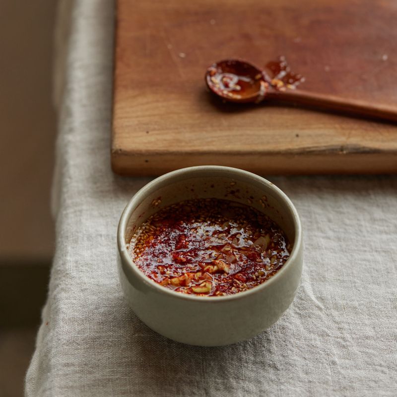 볼에 소스 재료를 담아 잘 섞어주세요.