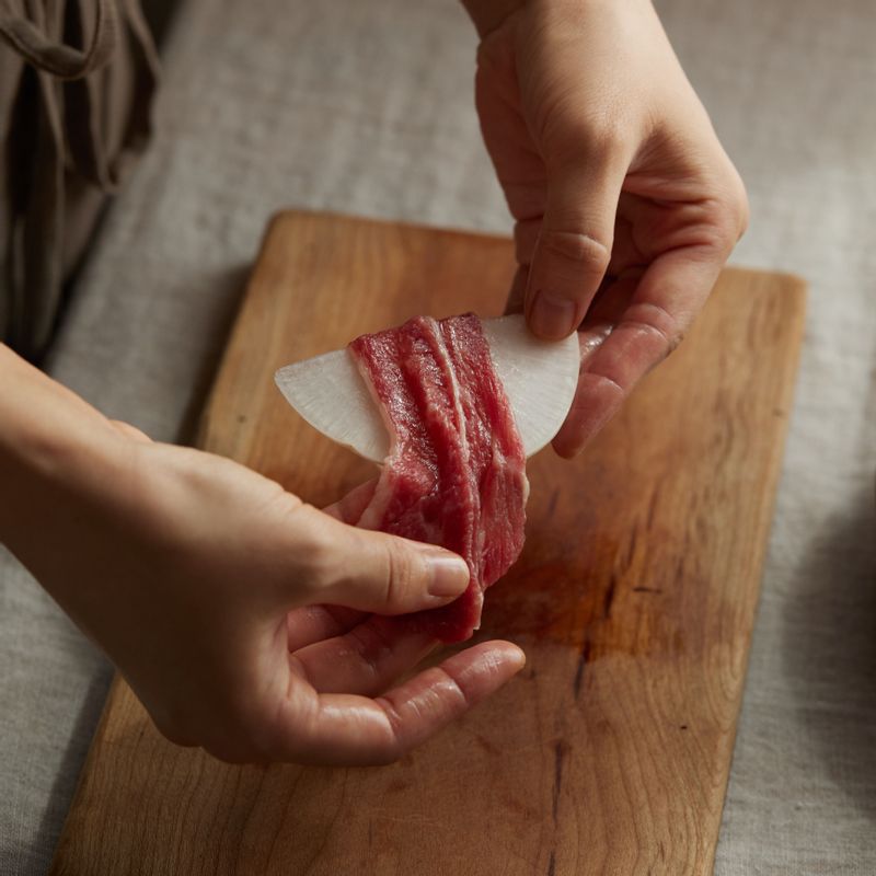 핏물을 제거한 차돌박이에 무를 올려 돌돌 말아주세요.
(tip. 차돌박이를 약간 늘려서 무에 잘 감싸주어야 풀리지 않아요)
