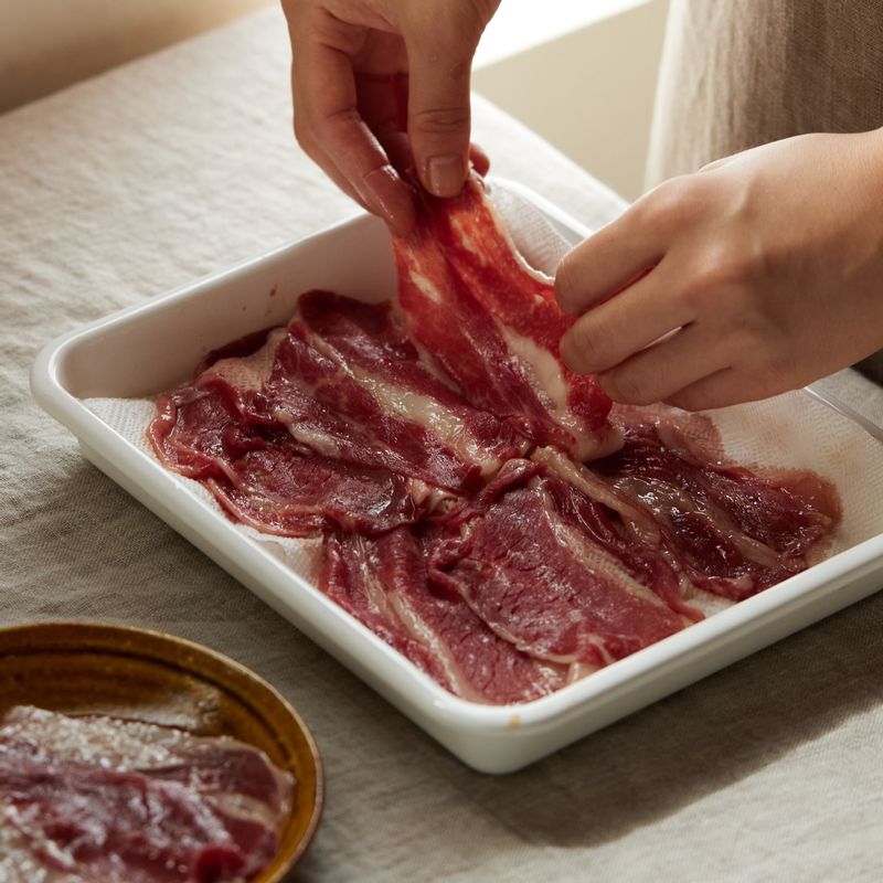 차돌박이는 키친타올로 핏물을 제거해 주세요.