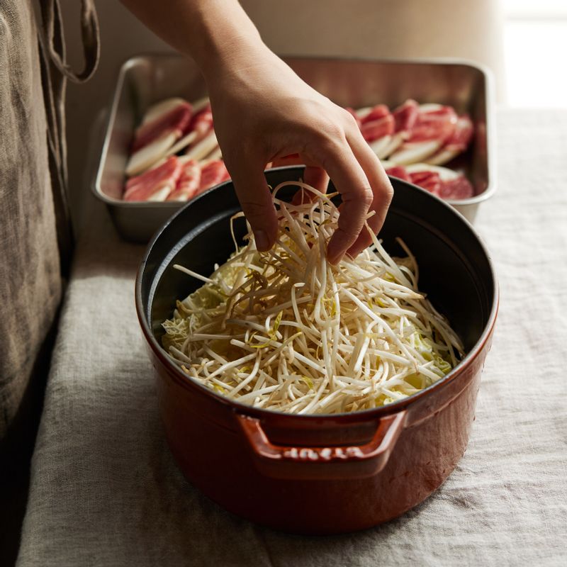 냄비에 배추와 숙주를 깔고 차돌박이를 말아낸 무를 둥글게 올려주세요. 다시마 육수를 붓고 7분 정도 끓여주세요.
(tip. 냄비의 크기에 따라 무 아랫부분까지 육수가 잠기도록 양을 조절해 주세요)