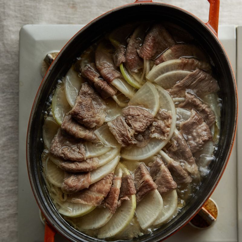 무가 투명하게 익으면 가운데 쪽파를 올리고 준비한 소스를 뿌려 맛있게 즐겨주세요