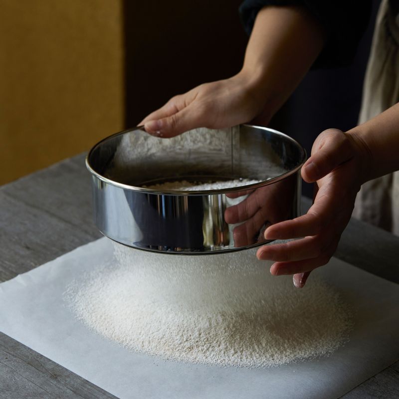 박력분과 통밀가루, 소금을 체쳐주세요.