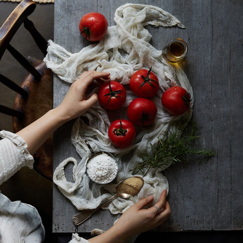 토마토 타르트을 위한 재료 이미지로 토마토,화이트발사믹,황설탕,흑설탕,로즈마리 등으로 구성 되어있습니다.