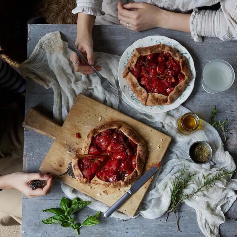 완성된 타르트를 먹기좋게 썰어 맛있게 즐겨주세요.
(tip. 타르트는 서늘한곳 또는 냉장고에서 1시간 정도 보관했다가 드세요)