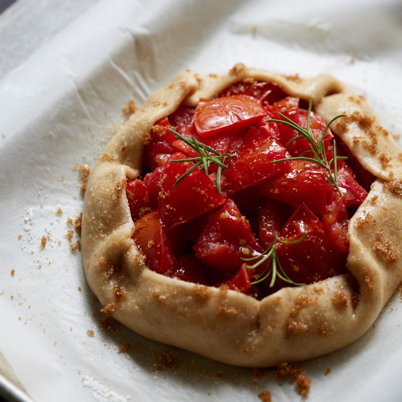 가장자리에 토마토 끓인 시럽을 약간 바르고 황설탕과 흑설탕을 뿌려주세요.
(tip. 로즈마리나 타임 등을 올려 구우면 더욱 향긋해요)