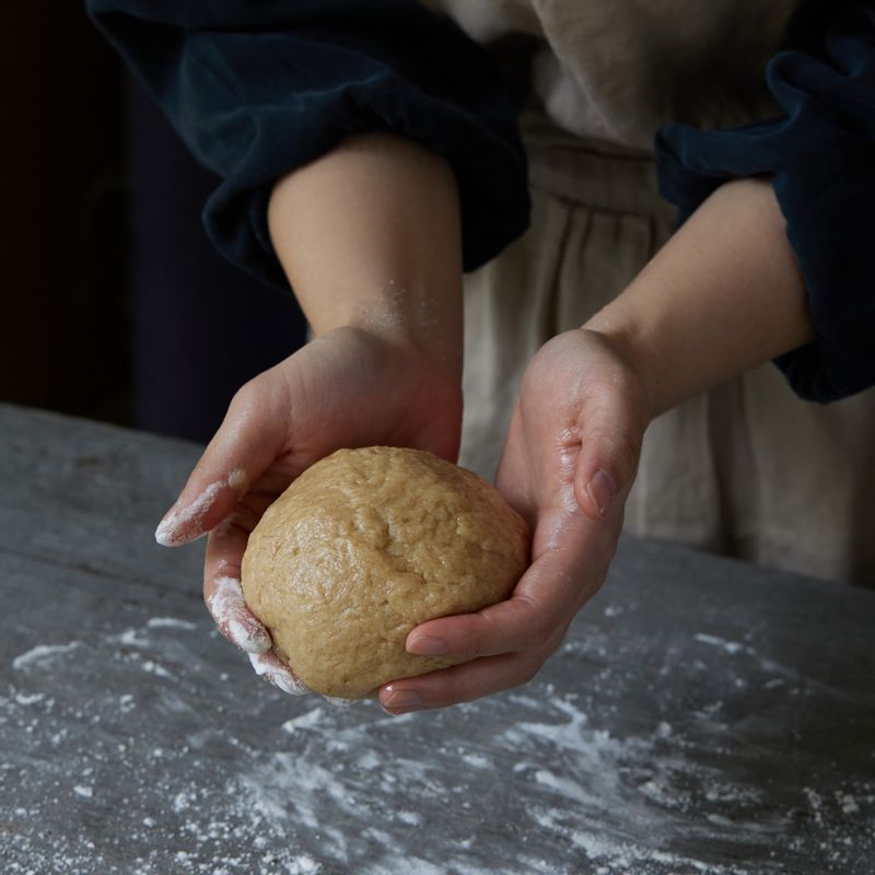 체친 가루에 넣고 주걱으로 섞어주세요. 반죽을 둥글게 빚어 종이호일에 감싼 후 냉장고에서 10~15분 정도 휴지시켜주세요.