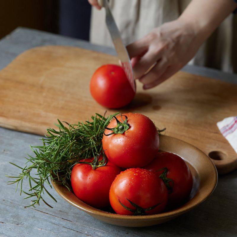 깨끗이 씻은 토마토는 꼭지를 떼고 깍뚝 썰어주세요.
