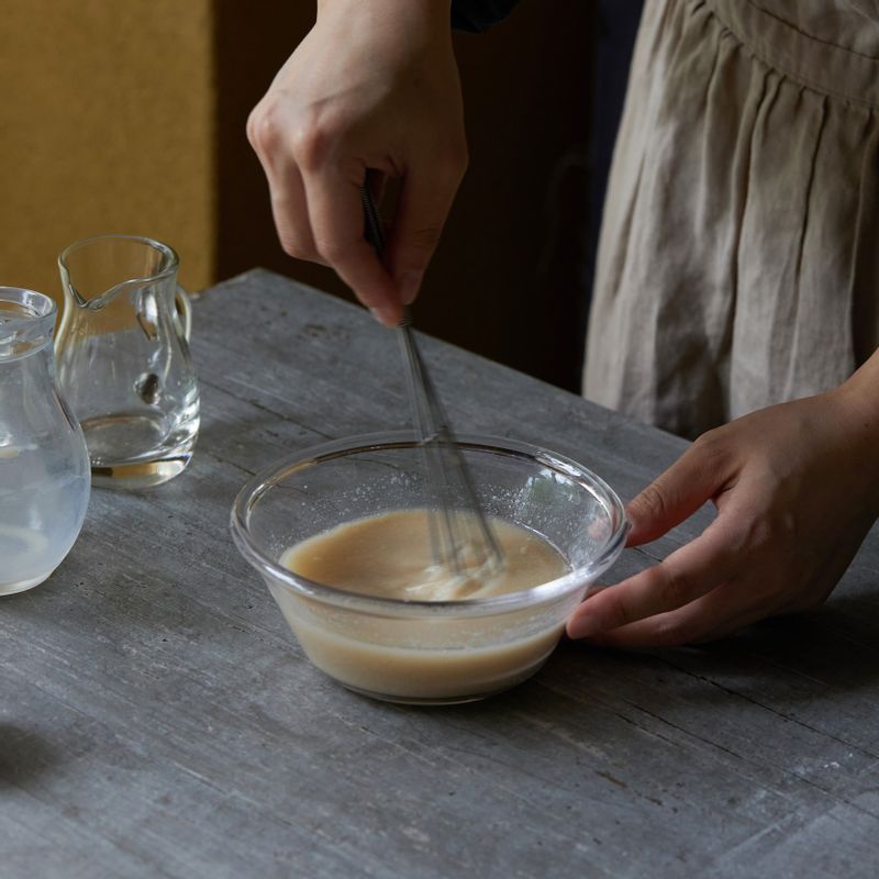 볼에 설탕, 두유, 코코넛오일을 넣고 거품기로 빠르게 섞어주세요.