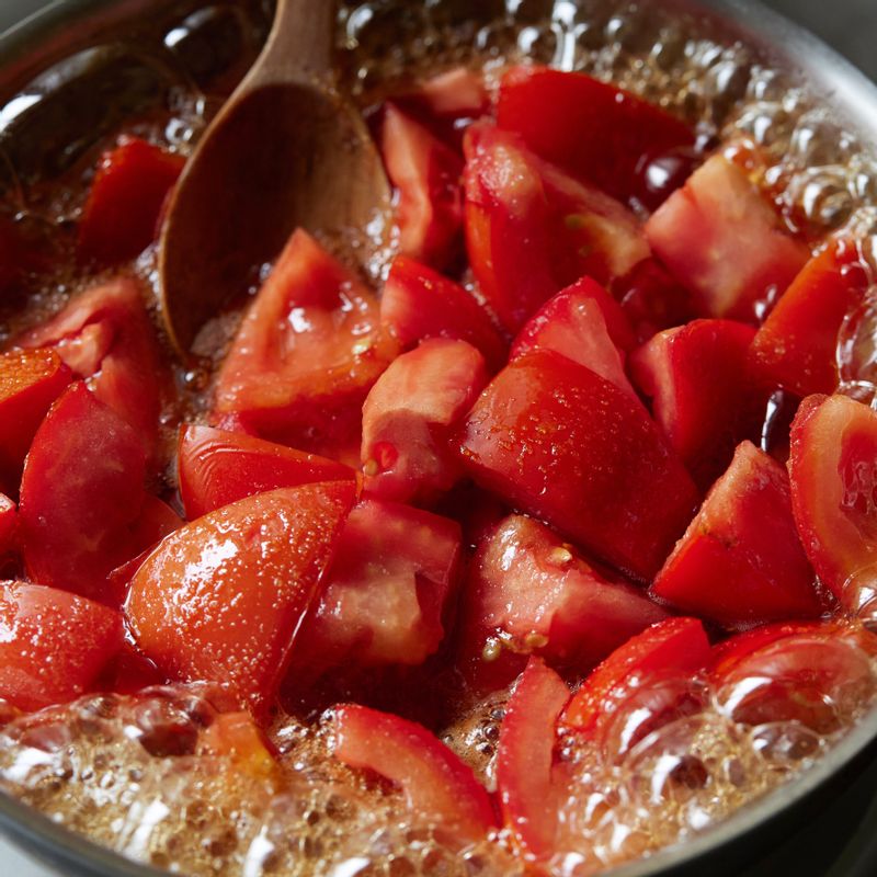 팬에 토마토와 설탕을 넣고 중불에서 8분 정도 졸인 후 마지막에 화이트 발사믹을 넣고 섞어주세요. 한 김 식혀 냉장고에 넣어 완전히 식혀주세요.