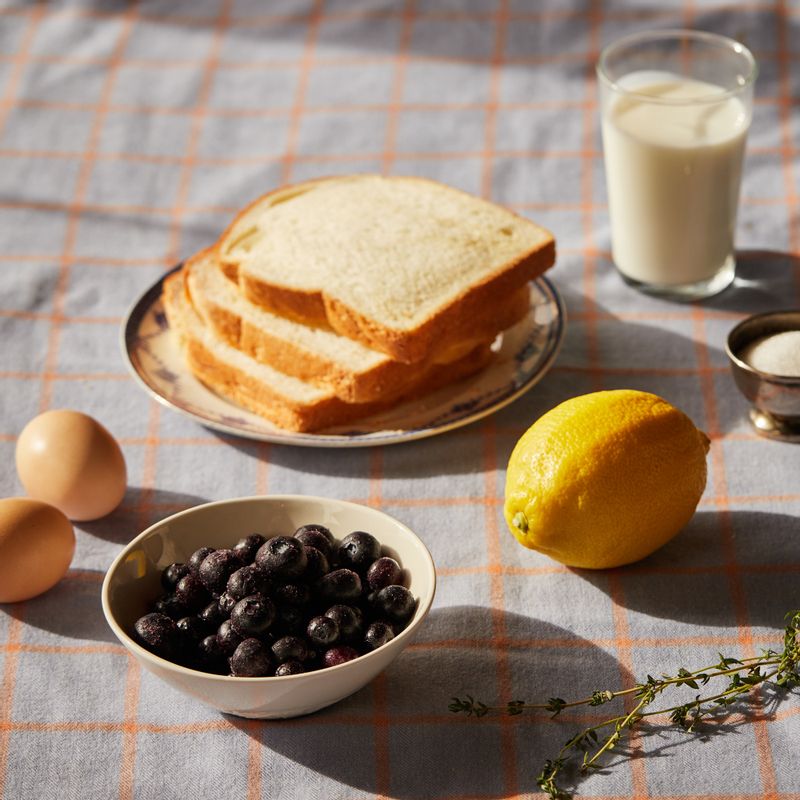 블루베리 프렌치토스트을 위한 재료 이미지로 식빵,우유,흰설탕,달걀,버터 등으로 구성 되어있습니다.