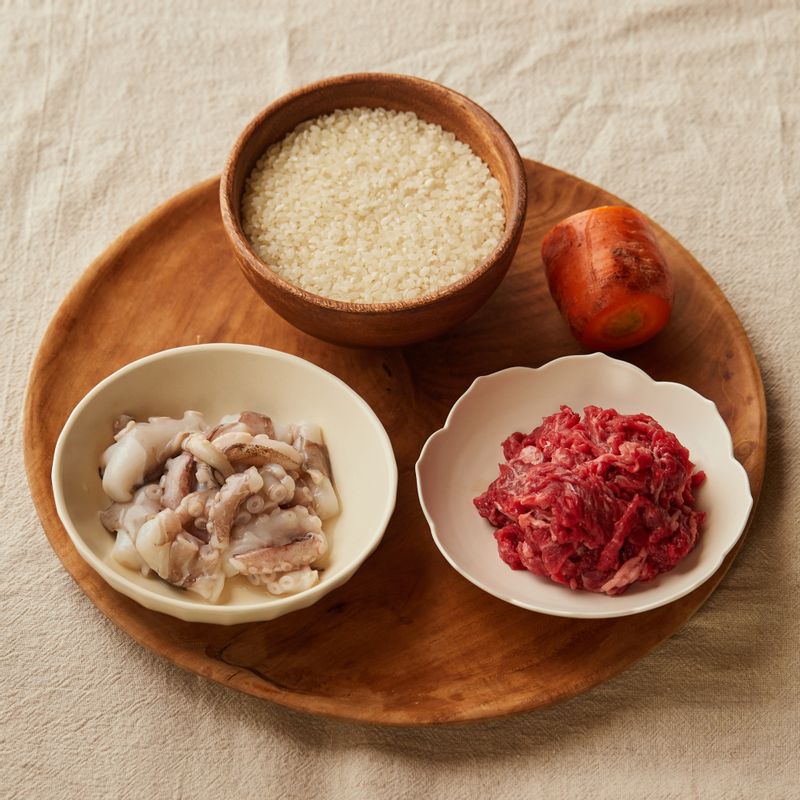 불고기낙지죽을 위한 재료 이미지로 씻은 쌀,손질낙지,쇠고기(불고기용),당근 등으로 구성 되어있습니다.