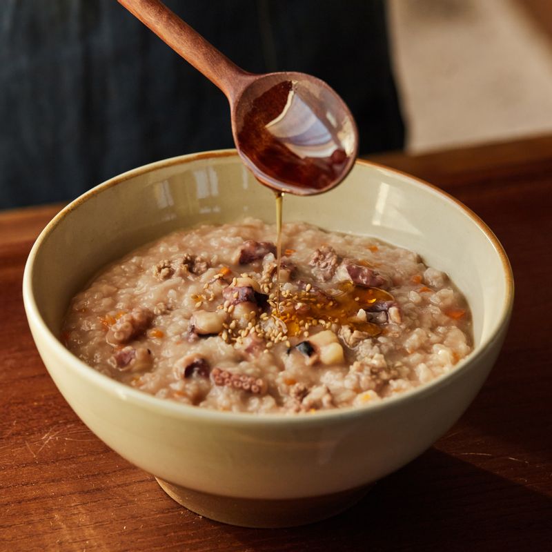 가열이 끝나면 참기름을 둘러 골고루 섞어주세요. 먹기 전에 간장과 통깨를 뿌려 맛있게 즐겨주세요. (기호에 따라 부족한 간은 소금으로 해주세요.)
(tip.쌀 대신 식은 밥을 이용하시면 시간을 반으로 단축하실 수 있어요.)