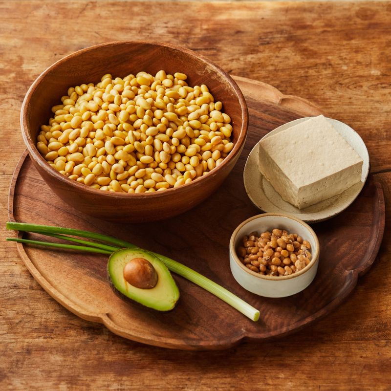 낫또 아보카도 덮밥을 위한 재료 이미지로 불린 메주콩(서리태),시판낫또 등으로 구성 되어있습니다.