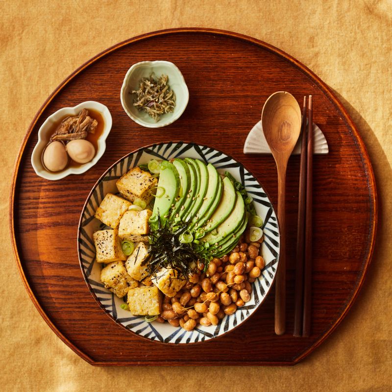 그릇에 밥을 담은 후 아보카도와 낫또, 잘게 썬 김을 올려주세요. 쪽파를 뿌리고 고추냉이와 쯔유, 참기름을 둘러 맛있게 즐겨주세요.