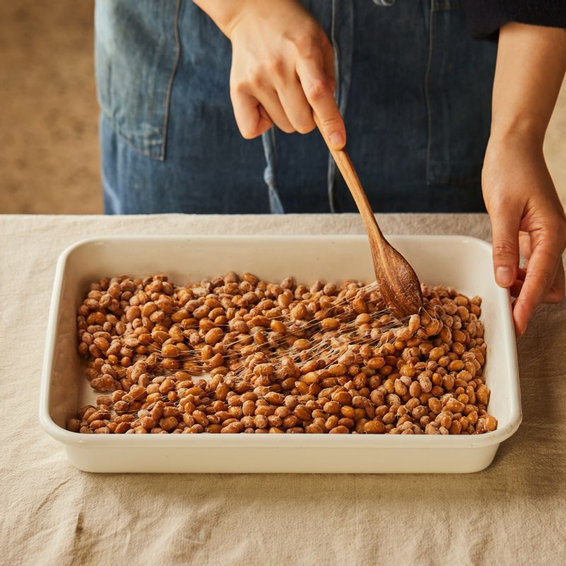 발효가 끝난 콩은 골고루 섞은 후 뚜껑을 덮어 서늘한 곳 또는 냉장고에서 하루 동안 숙성해주세요.