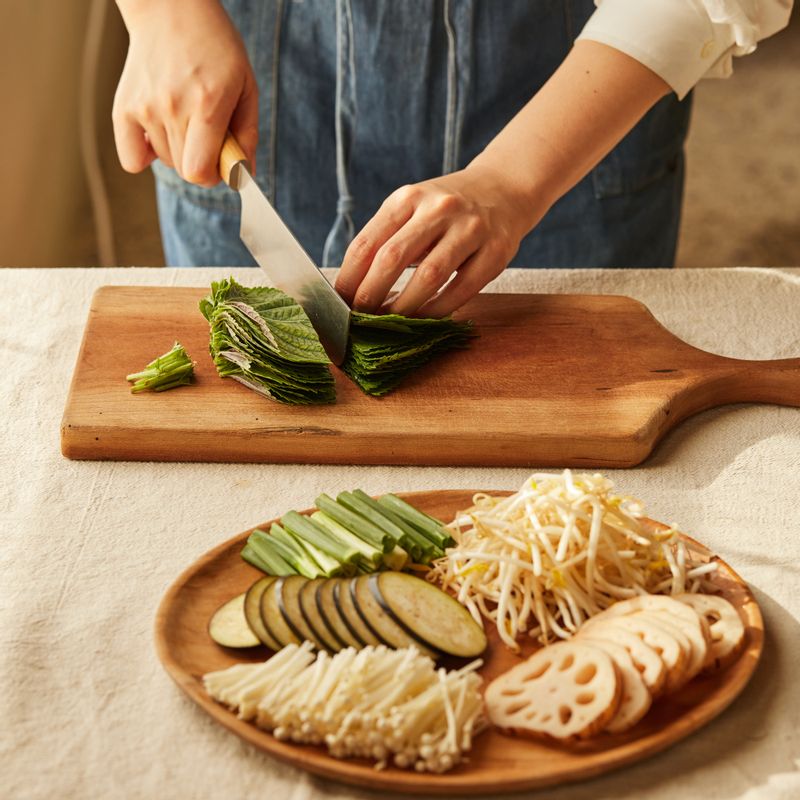 깻잎은 흐르는 물에 깨끗이 씻어 꼭지 부분을 자르고 2등분 해주세요. 팽이버섯은 밑동을 자른 후 5cm 길이로 자르고, 쪽파도 같은 길이로 잘라주세요. 깨끗이 씻은 연근과 가지는 얇게 슬라이스 해주세요.