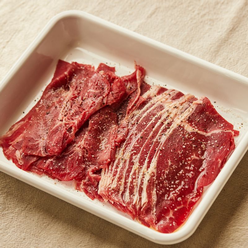쇠고기는 키친타월로 핏물을 제거 후 약간의 참기름과 소금, 후춧가루로 밑간을 해주세요.